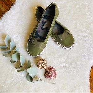 NO BOUNDARIES - Army Green Flats - Like New!